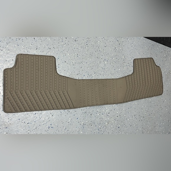 Second-Row One-Piece Premium All-Weather Floor Mat in Dune Cadillac - used - Picture 3 of 4